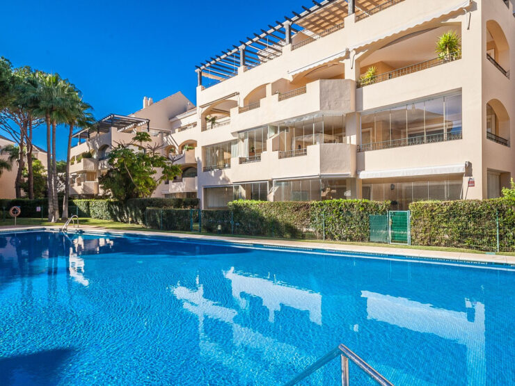 2 Bedroom Apartment  in Elviria