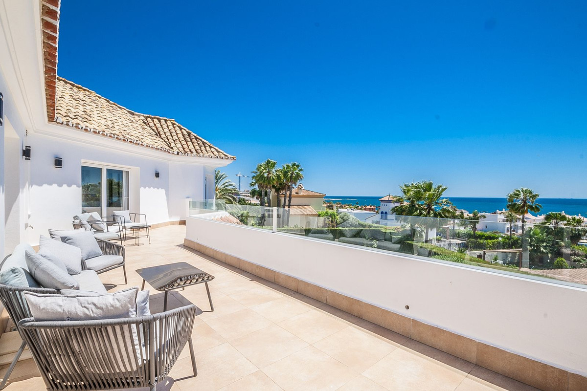 6 Bedroom Villa  in Estepona